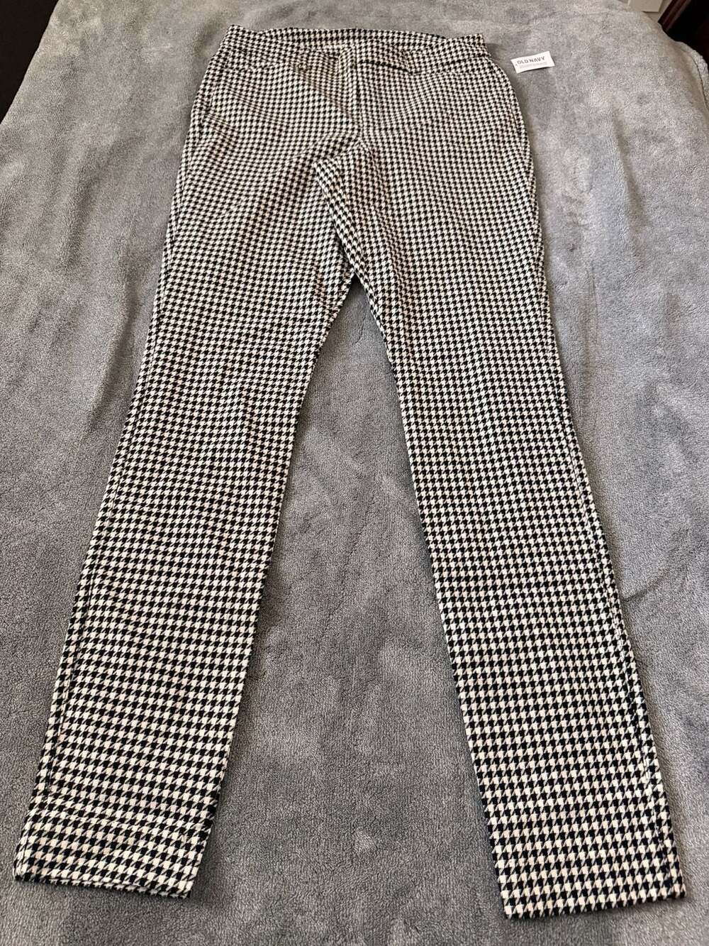 Old Navy Pixie Mid-Rise Black and White Houndstooth Ankle Pants Size 12